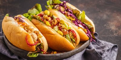 Připravte si ten nejlepší hot dog! Máme 7 tipů, jak ho bohatě i netradičně obložit.