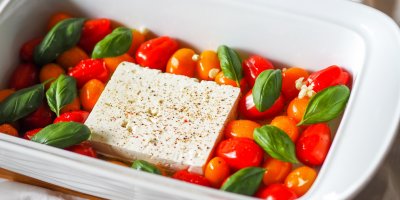 Feta, rajčata a bazalka v zapékací míse