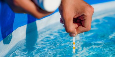 Člověk měří pH vody bazénu