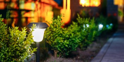 Solární lampy dovedou na zahradě po setmění vytvořit příjemnou atmosféru.