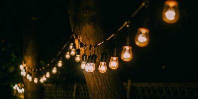 Solární svítidla: Ušetříte díky nim za elektriku a na zahradě budou nejen praktická, ale i stylová