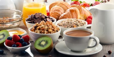 Káva na stole s dietní snídaní 
