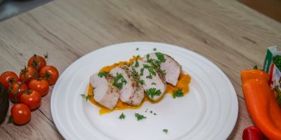 Mrkvové pyré a šťavnaté kuře jsou dokonalou kombinací