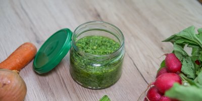 Připravte si domácí bazalkové pesto. Dokonale provoní a ochutí těstoviny
