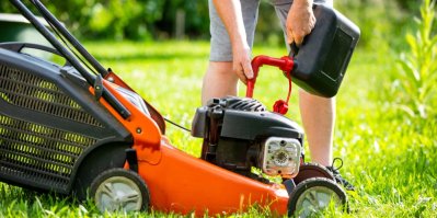 Muž doplňuje benzín do sekačky