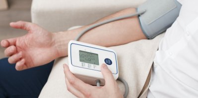 Muž si měří krevní tlak tonometrem