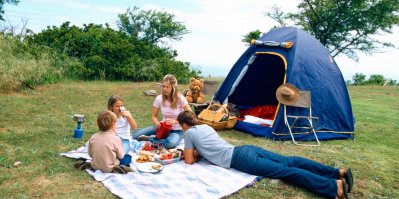 Moderní outdoorové vychytávky vám zpříjemní táboření mimo civilizaci i v kempu. 