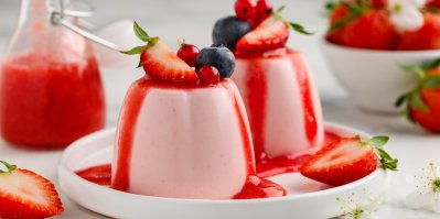 Dezert panna cotta s jahodami