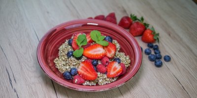 Medová pohanka s ovocem: To je zdravá snídaně za pár minut