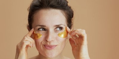 Žena aplikuje hydrogelové polštářky pod oči