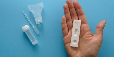 Ministr zdravotnictví oznámil, že se bude postupně omezovat proplácení testů na koronavirus