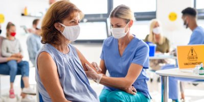 Za očkování bez registrace v nákupním centru a na hlavním nádraží slibuje Babiš iPhone 12 a tenisky