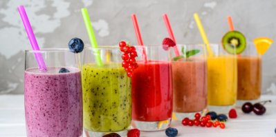 Tři druhy smoothie ve sklenicích