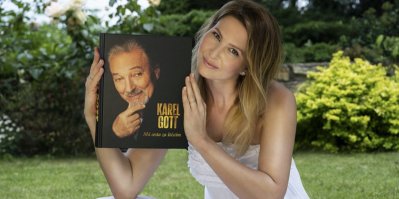 Autobiografie Karla Gotta – Má cesta za štěstím, kterou drží v rukou vdova Ivana Gottová