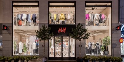 Budova obchodního domu H&M s prosklenými výlohami