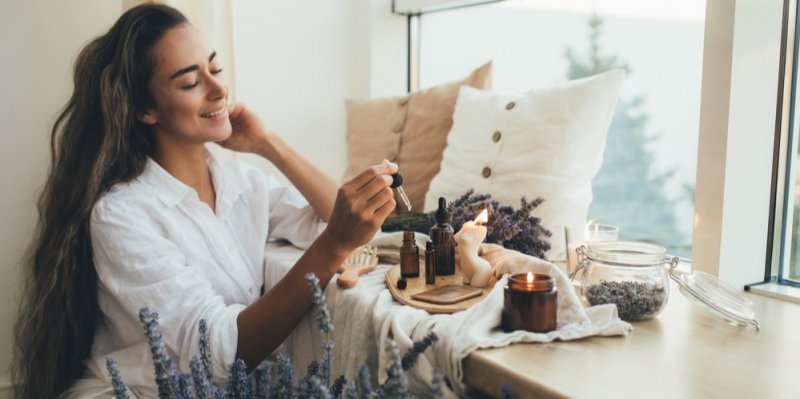 Zatočte s nachlazením prostřednictvím aromaterapie. Esenciální oleje uvolní ucpané dutiny a zmírní bolesti hlavy