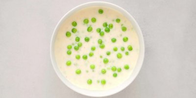 Zkuste netradiční kombinaci hrášku a mléka. Polévka, která zklidní mysl