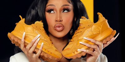 Rapperka Cardi B drží tenisky Reebok