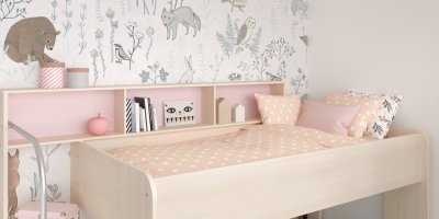 Dívčí pokoj s postelí a poličkami v růžovo-šedém provedení