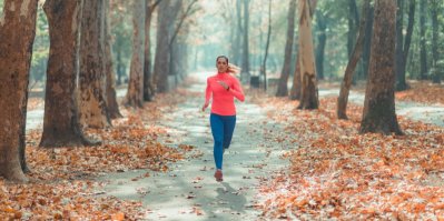 Žena běhající na podzim v parku