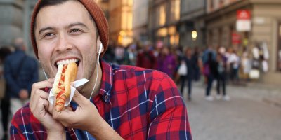 Muž jí na ulici hotdog