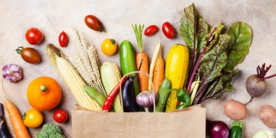 Nákupní taška se zeleninou – mrkev, kukuřice, dýně, rajčata, salát, cibule, česnek a další