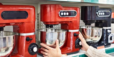 Žena si vybírá kuchyňský robot v obchodě