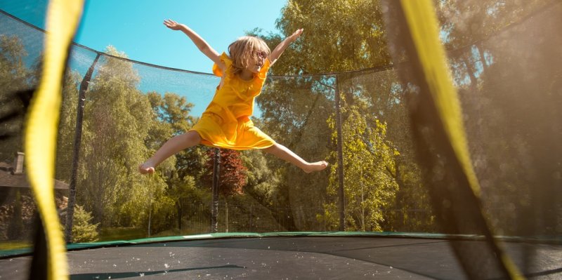 Co s trampolínou na zimu? Návod na správné i jednoduché zazimování podle odborníků