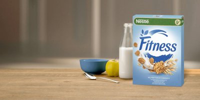 Nestlé lupínky „Fitness“, miska, jablko a sklenice mléka