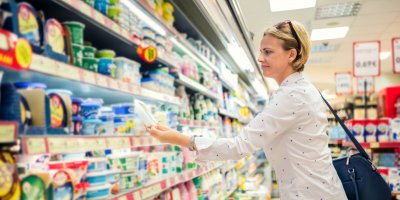 Žena nakupuje potraviny v supermarketu