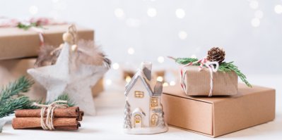 Zabalené dárky a vánoční dekorace