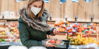 Žena nakupuje rajčata v supermarketu 