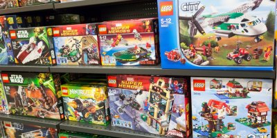 Pult plný stavebnic LEGO, které jsou dle genderových stereotypů pro chlapce