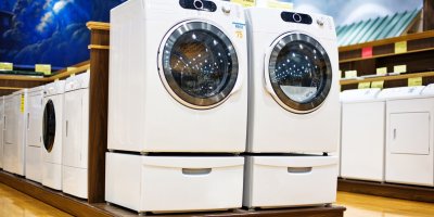 Vystavené pračky v prodejně elektro
