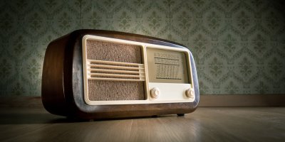 Staré rádio postavené na zemi