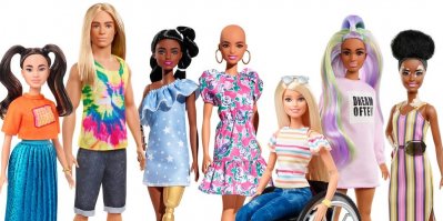 Řada panenek Barbie s odlišnými barvami pleti, účesy, outfity či handicapy