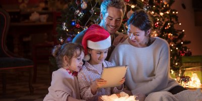 Rodina pod stromečkem, vánoční ozdoby a tablet