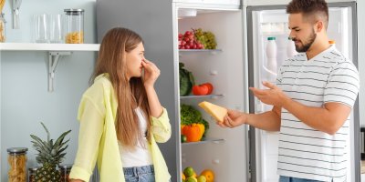 Pár se probírá shnilým ovocem a potravinami v lednici