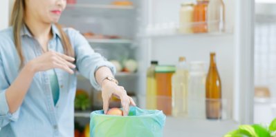 Žena vyhazuje z lednice plesnivou potravinu