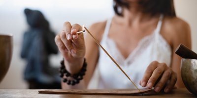 Proč dát pozor na nákup vonných tyčinek? Představují riziko pro vaše zdraví