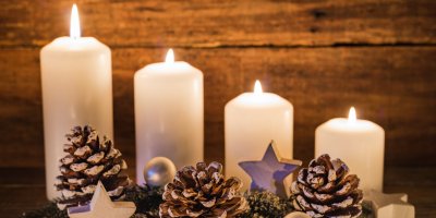 Adventní svícen se 4 svíčkami ozdobený šiškami a dřevěnými hvězdami