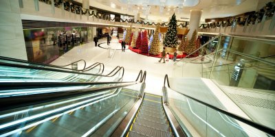 Foyer nákupních centra s vánoční výzdobou
