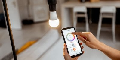 Chytré žárovky se dají ovládat mobilním telefonem