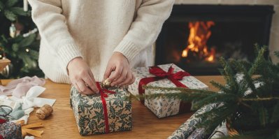 Žena balí vánoční dárek