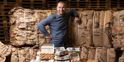 Jak kreativně zužitkovat papírové tašky z obchodů? Můžete je také vrátit obchodníkovi, vyrobí z nich plata na vajíčka