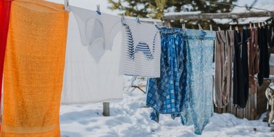 Prádlo na šňůře na zasněžené zahradě