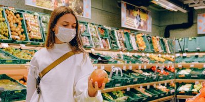 Žena vybírá ovoce v supermarketu 