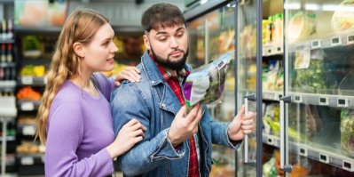 Žena vybírá ovoce v supermarketu 