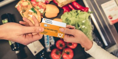 Žena platí v obchodě pomocí stravenkové karty firmy Up Česká republika