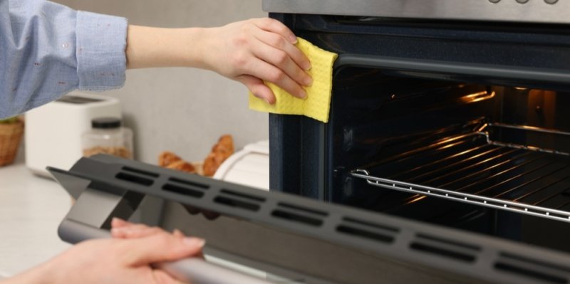 Připálenou troubu odmastíte díky domácí pastě z jedlé sody za pár korun. Pomáhá i peroxid